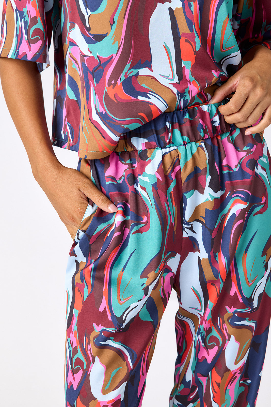 Color Current relaxed fit barrel pant on model – CROSBY by Mollie Burch