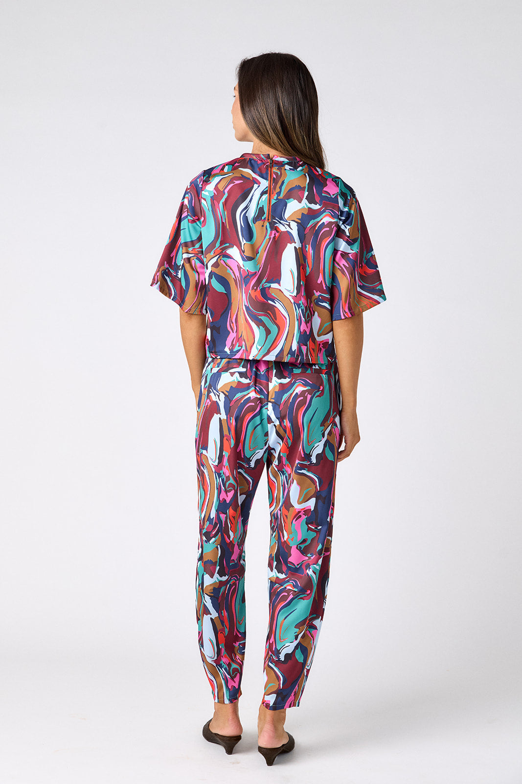 Color Current relaxed fit barrel pant on model – CROSBY by Mollie Burch