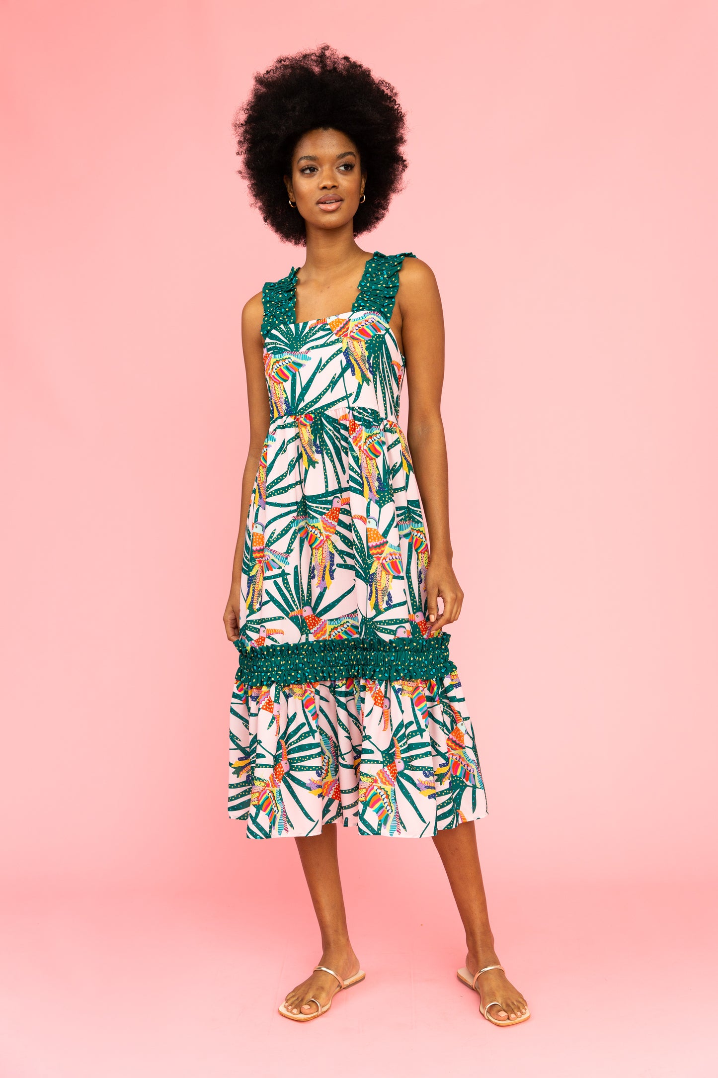 Sleeveless dress with parrot and leaf pattern