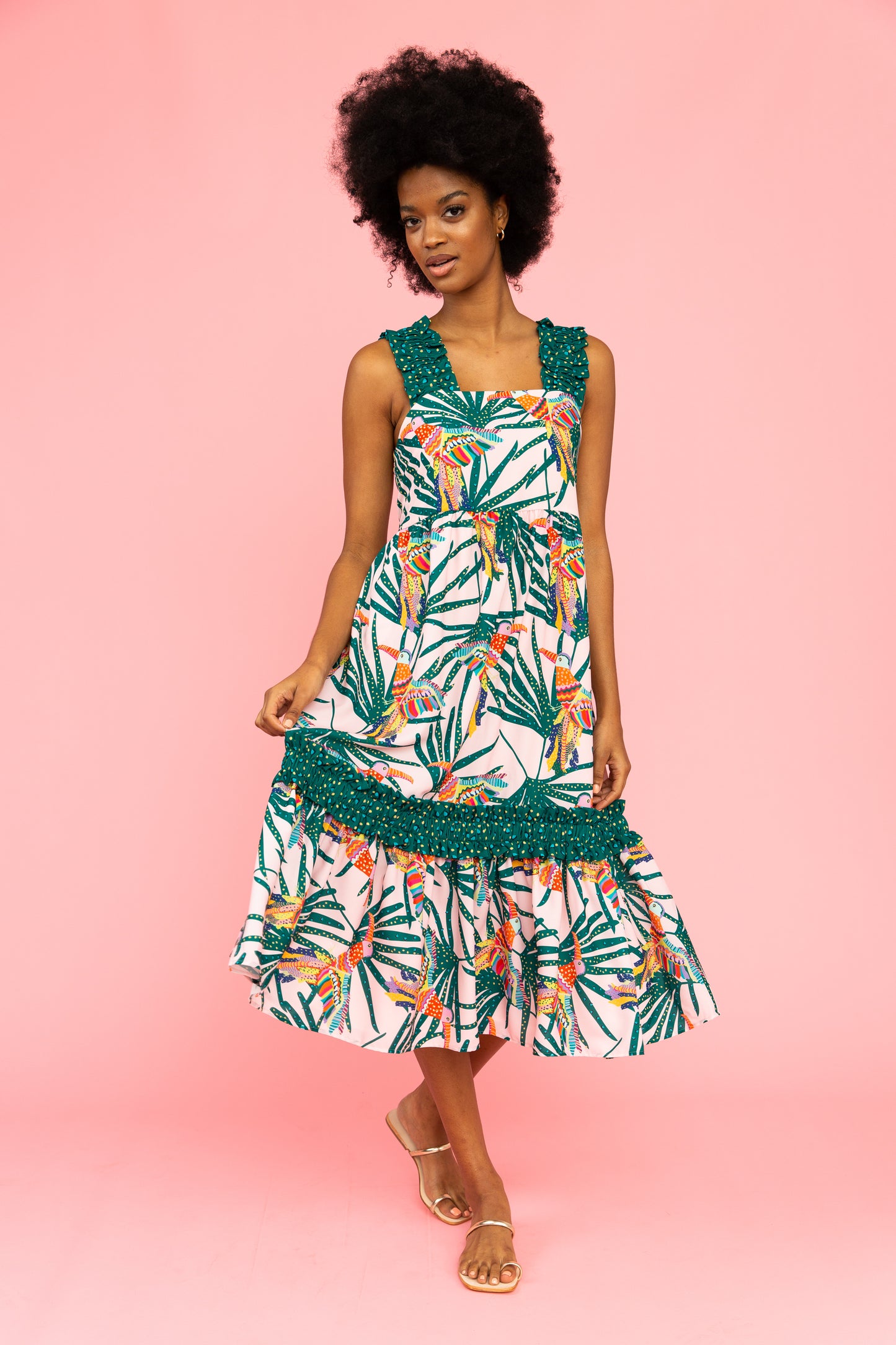 Sleeveless dress with parrot and leaf pattern